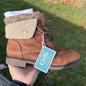 Size 9. Cliffs Boots.